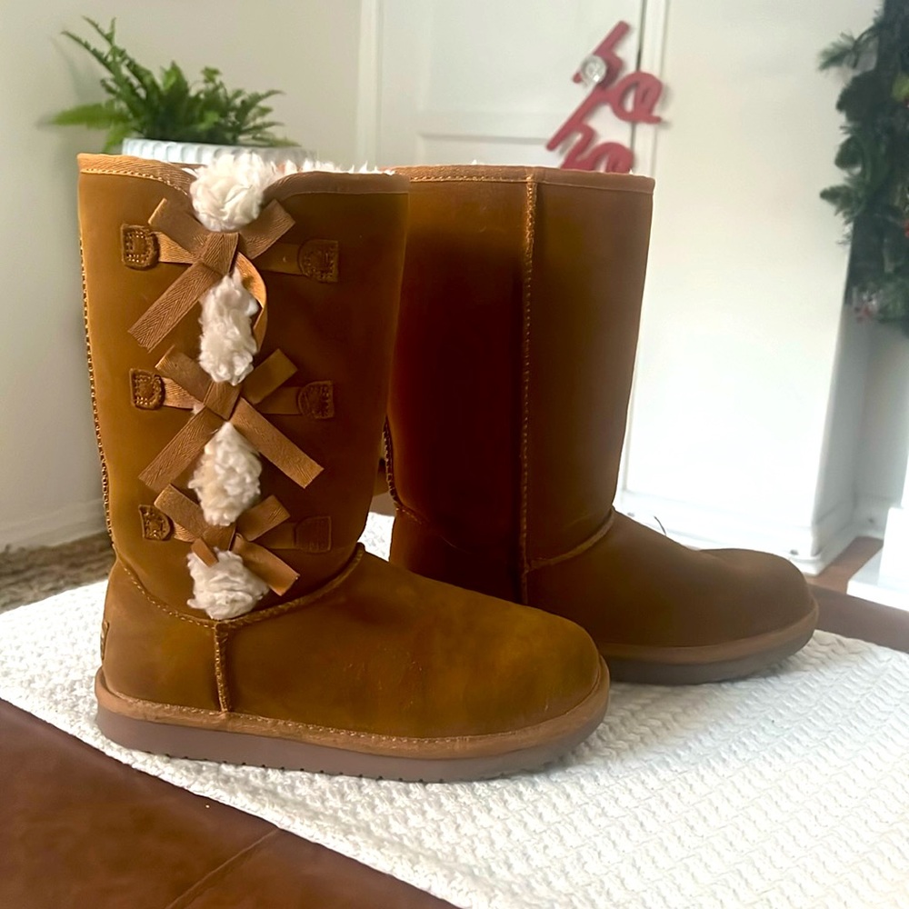 Kookaburra by UGG, girls size 4 very gently used.